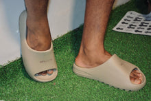 Carregar imagem no visualizador da galeria, Chinelo Slide Nuvem Masculino Bege
